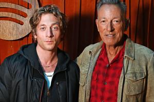 Bang Showbiz / Jeremy Allen White lost his voice covering Bruce Springsteen's Born in the U.S.A..