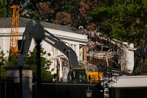 WASHINGTON, DC - OCTOBER 21: The facade of the East Wing of the White House is demolished by work crews on October 21, 2025 in Washington, DC. The demolition is part of U.S. President Donald Trump's plan to build a ballroom reportedly costing $250 million on the eastern side of the White House. (Photo by Andrew Harnik/Getty Images)