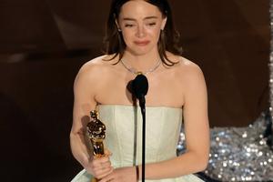 Bang Showbiz / Emma Stone thinks Willem Dafoe is an alien
