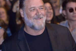 Bang Showbiz / Russell Crowe stars in a rock band
