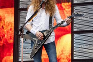 Bang Showbiz / Dave Mustaine says he has covered Metallica in tribute to James Hetfield