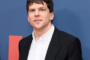 Bang Showbiz / Jesse Eisenberg is donating a kidney