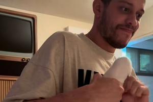 Bang Showbiz / Pete Davidson cracking Elsie Hewitt's toes / © Instagram