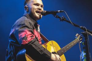 Bang Showbiz / Zach Bryan has been sober for two months