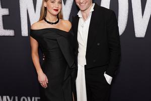 Bang Showbiz / Jennifer Lawrence and Robert Pattinson had different views of their canine co-star.