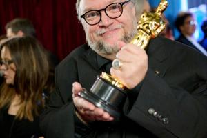 Bang Showbiz / Guillermo del Toro blasted the use of AI in filmmaking at the Gotham Awards