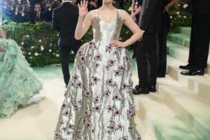 Bang Showbiz / Sydney Sweeney has praised Amanda Seyfried