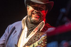 Bang Showbiz / The Mavericks singer Raul Malo passed away this week