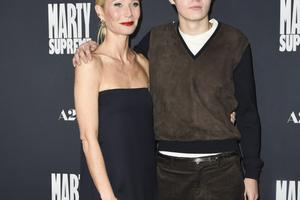 Bang Showbiz / Gwyneth Paltrow took her son Moses Martin to the premiere of her movie Marty Supreme