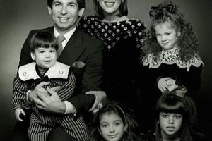 Bang Showbiz / Robert Kardashian and Kris Jenner with their children