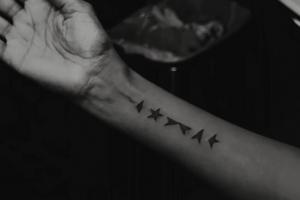 Bang Showbiz / Iman has the five minimalist rune-like black shapes from the bottom of David Bowie's final album, Blackstar, tattooed on her forearm/ © Instagram.