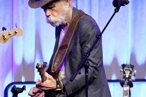 Bang Showbiz / Bob Dylan leads tributes to Bob Weir