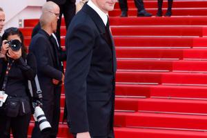 Bang Showbiz / Alexander Skarsgard clarifies sexuality comments.