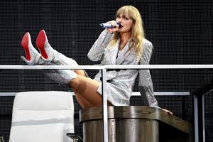 Bang Showbiz / Taylor Swift is to be inducted into the Songwriters Hall of Fame