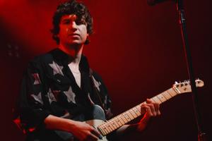 Bang Showbiz / The Kooks tell all about Arctic Monkeys relationship