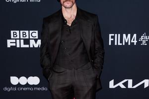 Bang Showbiz / Sam Claflin has struggled with body dysmorphia