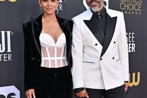 Bang Showbiz / Halle Berry hasn't accepted Van Hunt's proposal