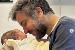 Bang Showbiz / Josh Radnor and his newborn baby boy