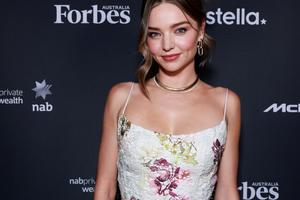 Bang Showbiz / Miranda Kerr meditates with her kids