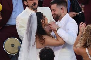 Bang Showbiz / Bad Bunny married a couple during his Super Bowl halftime show