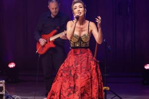 Bang Showbiz / Qymira's costume hides a secret