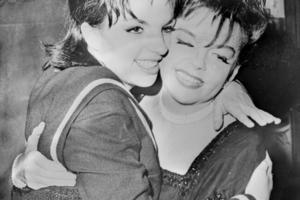 Bang Showbiz / Judy Garland and Liza Minnelli in 1965