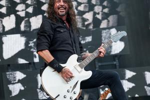 Bang Showbiz / Dave Grohl has addressed Josh Freese's Foo Fighters departure