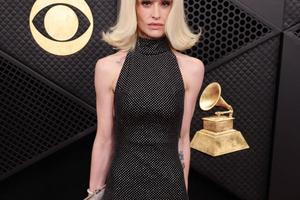 Bang Showbiz / Kelly Osbourne slams' disgusting' body shamer after troll likens her look to' dead body'.