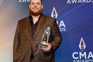 Bang Showbiz / Country singer Luke Combs