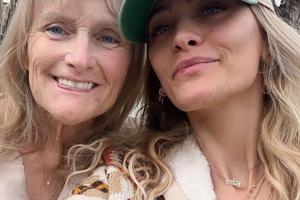 Bang Showbiz / Paris Jackson has shared rare photographs with her mother Debbie Rowe