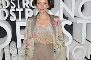 Bang Showbiz / Maggie Gyllenhaal: Consent is the 'major issue' of The Bride