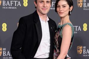 Bang Showbiz / Gracie Abrams moves to London for Paul Mescal