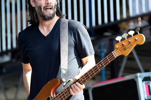 Bang Showbiz / Keanu Reeves' Dogstar are releasing a new album