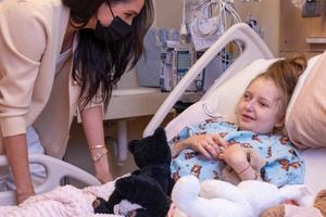 Bang Showbiz / Meghan, Duchess of Sussex, paid a surprise hospital visit.