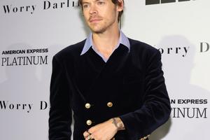 Bang Showbiz / Harry Styles addresses queerbaiting criticism by kissing SNL star Ben Marshall