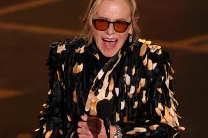 Bang Showbiz / Amy Madigan won her first Oscar