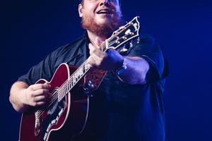 Bang Showbiz / Luke Combs wants to perform the Halftime Show