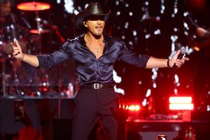 Bang Showbiz / Why was Tim McGraw' sobbing' in the street?