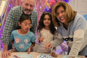 Bang Showbiz / Hoda Kotb, Joel Schiffman and their children / © Instagram