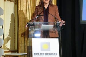 Bang Showbiz / Mariska Hargitay is to make her Broadway debut