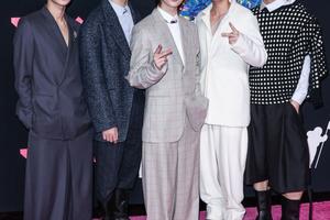 Bang Showbiz / TXT members Yeonjun and Soobin recall how BTS' RM helped mend their rift