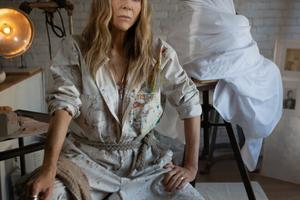 Bang Showbiz / Rita Wilson shares relatable new single Jury of One