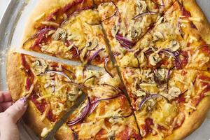 This homemade pizza is so good, you’d never guess it’s vegan. (Alex Lepe/TCA)