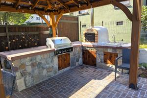 This outdoor kitchen will work well. There’s plenty of countertop space. (Tim Carter/Tribune Content Agency/TNS)