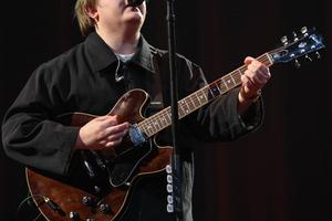 Bang Showbiz / Lewis Capaldi has joked about being mistaken for Lewis Hamilton after a social media mix-up during Coachella