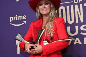 Bang Showbiz / Lainey Wilson has frozen her eggs