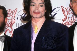 Bang Showbiz / Michael Jackson was accused of abuse by James Safechuck