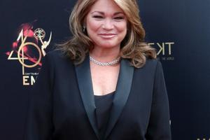 Bang Showbiz / Valerie Bertinelli appears naked on her memoir