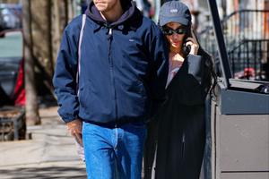 Bang Showbiz / Zoë Kravitz has been pictured wearing what is thought to be a diamond engagement ring from Harry Styles that may have cost up to $1 million