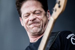 Bang Showbiz / Former Metallica star Jason Newsted reveals cancer battle